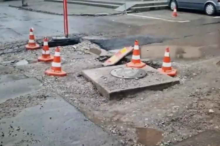 VIDEO - O lucrare „faimoasă” de restaurare a șoselei dintr-o intersecție din Câmpia Turzii, filmată de liderul local al USR-ului 