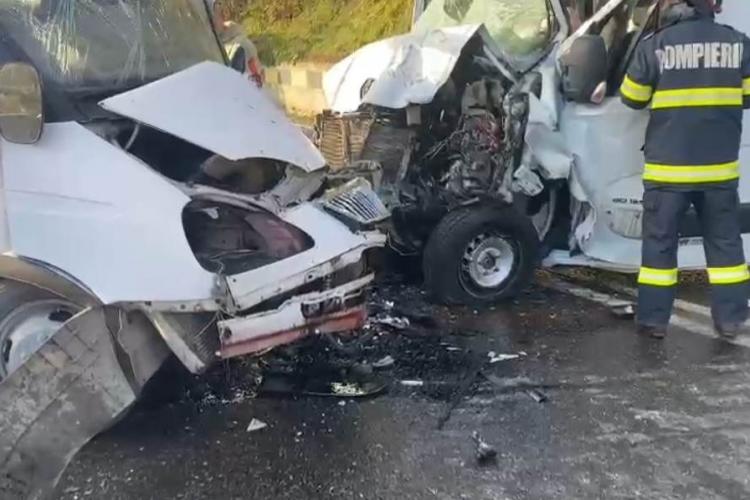 FOTO/VIDEO. Accident grav între localitățile Poieni și Bologa! Două autoutilitare s-au făcut praf, trei persoane rănite