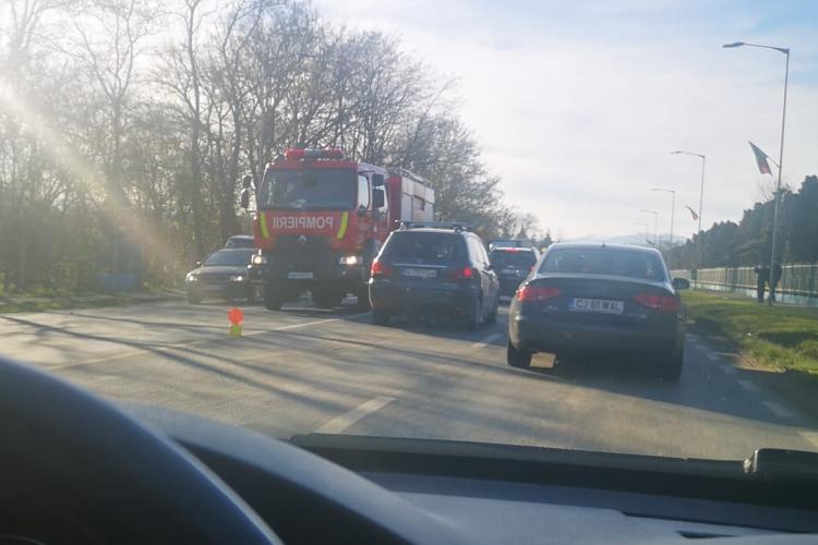 Accident în Florești, pe DN1. Sunt trei mașini implicate - FOTO