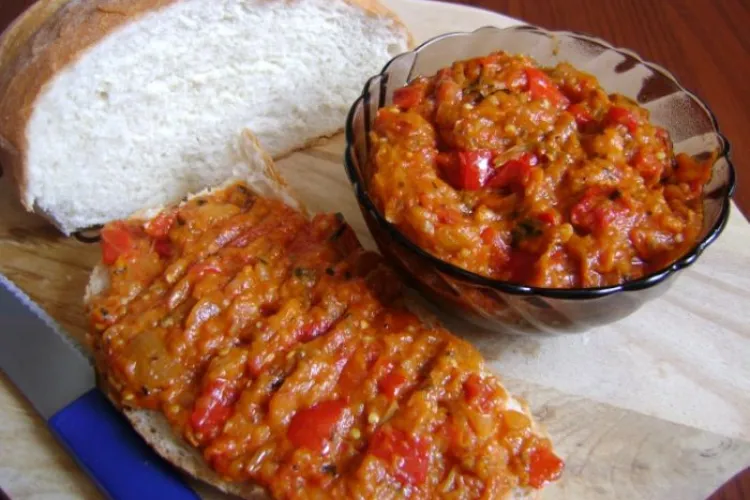 Pericolul ascuns din tradiționala zacuscă: „Bacteria atacă nervii, slăbește mușchii feței, gura, ochii”