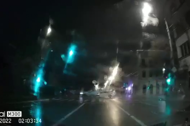 VIDEO - Momentul în care Culiță Sterp a făcut accidentul de la Cluj! A trecut pe ROȘU 