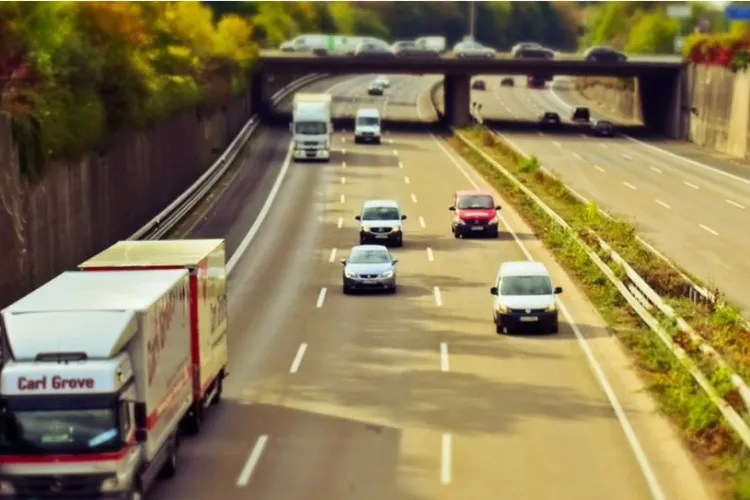 Un tânăr de 25 de ani s-a urcat pe un TIR și a început să danseze şi să se filmeze. A murit când camionul a trecut pe sub un pod