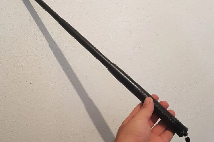 Un adolescent de 16 ani a bătut un coleg cu bastonul telescopic, apoi l-a lovit și pe tatăl lui și, în final, pe diriginte