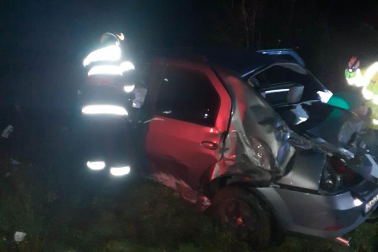 FOTO. Mașină făcută praf după un accident între Mihăești și Topa Mică! Patru tineri au ajuns la spital