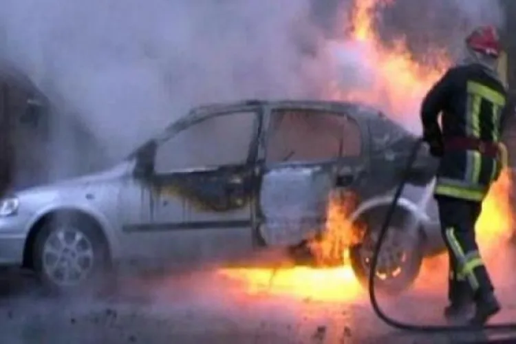 Incendiu auto pe varianta Grigorescu-Manastur! Un clujean a dat o mână de ajutor înainte să ajungă pompierii - VIDEO