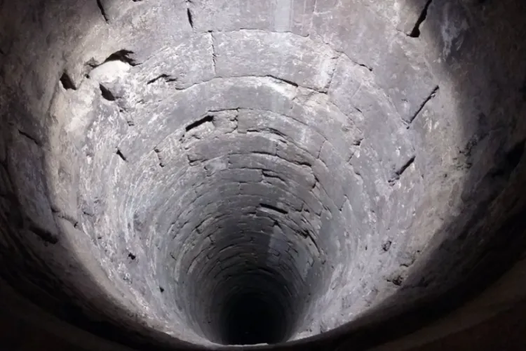 Un tânăr de 18 ani a rămas blocat într-un puţ în subsolul unei case. Nimeni nu ştie cum a ajuns acolo