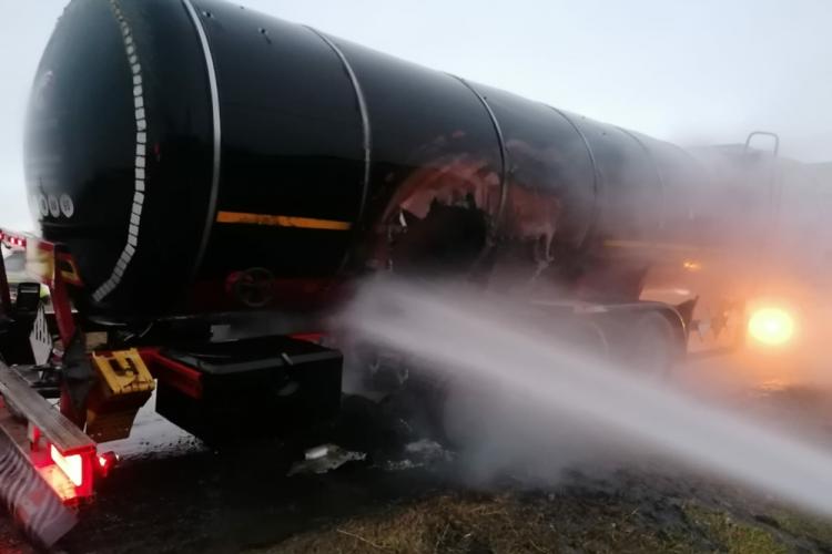 Incendiu la o cisternă de combustibil pe Autostrada Transilvania / Update: Cum s-a evitat o catastrofă