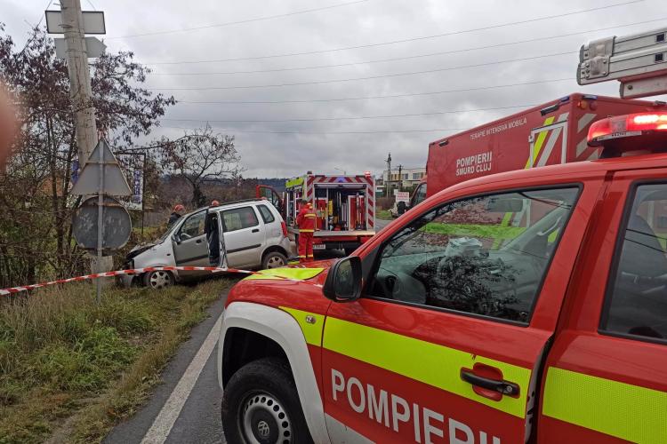 FOTO/VIDEO. Accident GRAV pe Calea Turzii! Un bărbat a murit după ce s-a izbit cu mașina de un stâlp