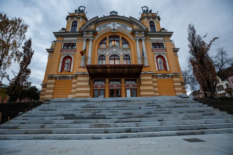 Boc a prezentat public betoanele de la Teatrul Național! Parcă nimic nu s-a schimbat și arăta mai bine înainte - FOTO