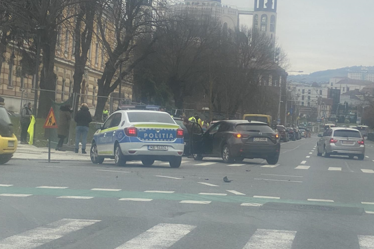 Accident în Piața Avram Iancu! Un martor a explicat cum a ajuns mașina în stâlp: Noroc că nu erau pietoni la semafor! - FOTO