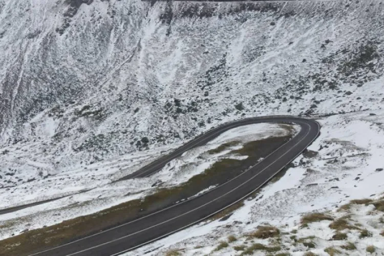 VIDEO - A nins pe Transfăgărășan. Drumarii au scos deja utilajele de deszăpezire