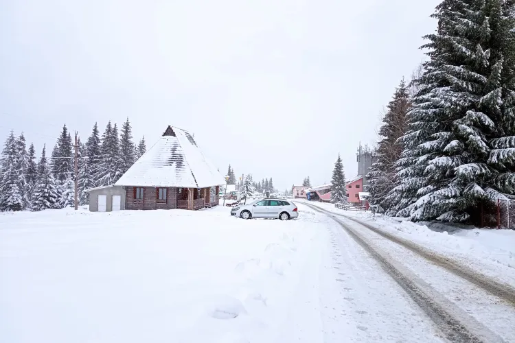 Iarnă adevărată la Băișoara! Zăpada s-a depus peste tot și ninge în continuare - FOTO