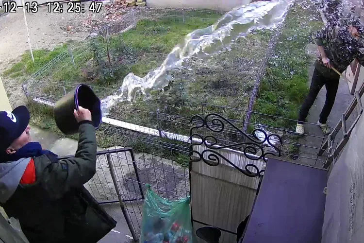 Scandalagiul din centrul Clujului ”răcorit” cu o găleată cu apă: ”Cheamă poliția. Vă scuip!” - VIDEO
