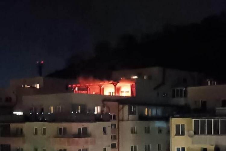 FOTO. Incendiu violent la balconul unui bloc din Florești! Intervin pompierii