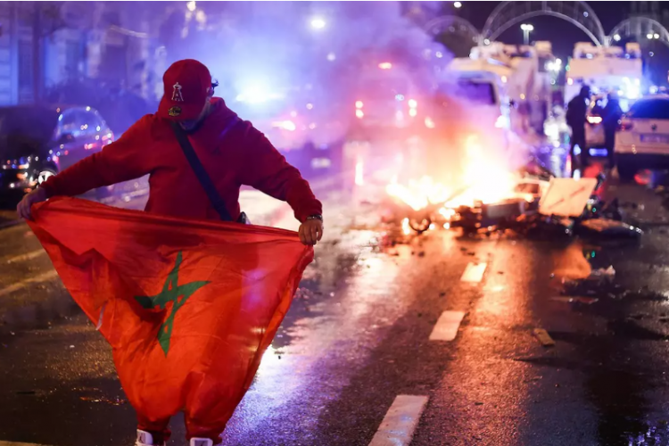 VIDEO/FOTO - Suporterii marocani s-au bătut cu poliția la Bruxelles, după ce naționala Marocului a învins Belgia la Cupa Mondială