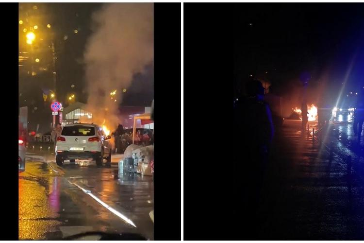 Un autoturism a luat foc în Grigorescu, în fața Profi. Nimeni nu l-a ajutat pe bietul om - VIDEO