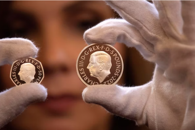 Primele monede cu portretul regelui Angliei, Charles al III-lea, intră de astăzi în circulație 