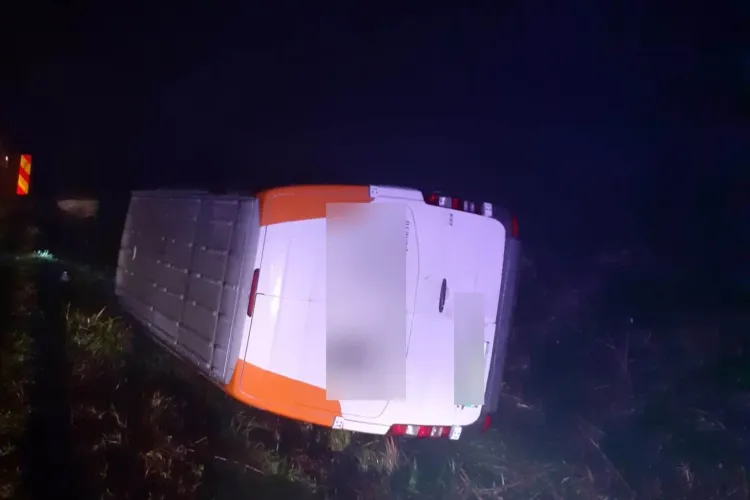 FOTO. Accident la ieșire din Huedin. O dubă s-a răsturnat!