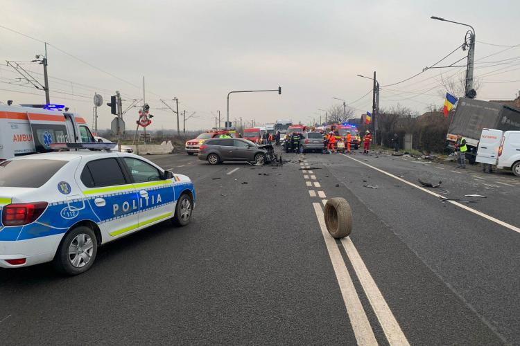 FOTO/VIDEO. Accident grav în Jucu! Intervine elicopterul SMURD, patru victime în urma impactului violent