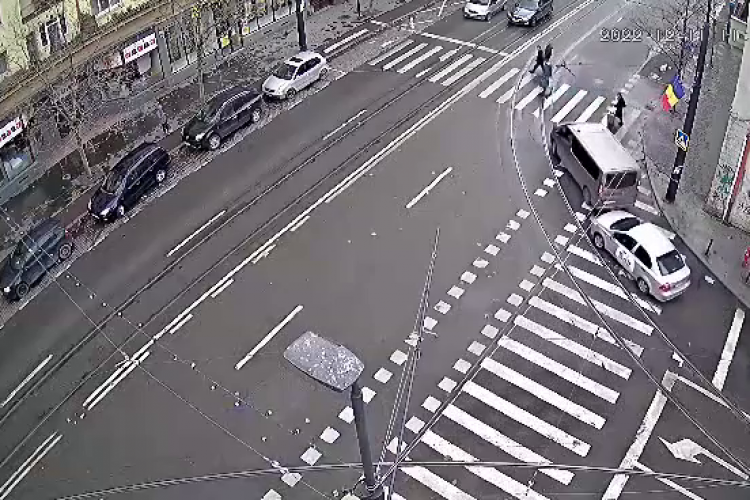 VIDEO de pe camere: Cea mai cretină intersecție din Cluj-Napoca! Șofer de la Bolt lovește o dubă pe strada Horea 