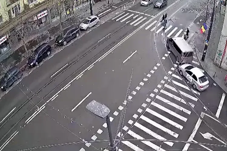 VIDEO de pe camere: Cea mai cretină intersecție din Cluj-Napoca! Șofer de la Bolt lovește o dubă pe strada Horea 