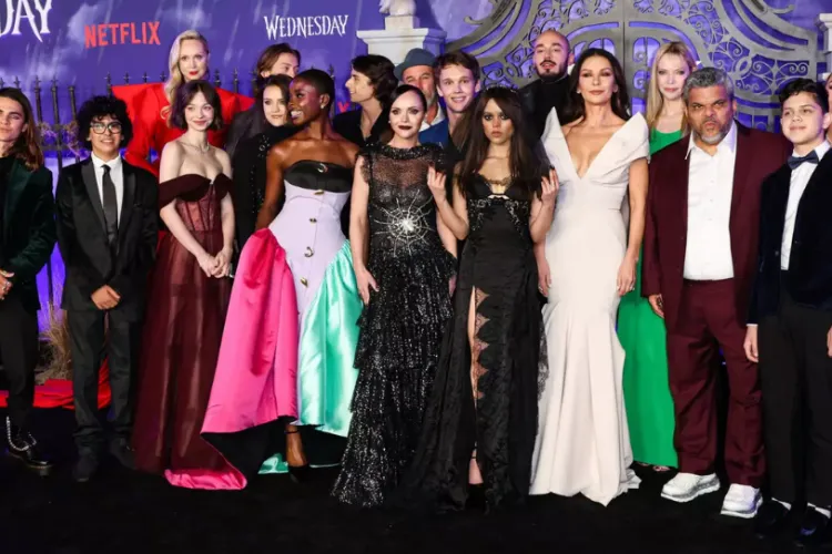 VIDEO/FOTO - Actorii din serialul „Wednesday”, impresionați de ce au văzut în România. „La Sinaia totul părea făcut în Photoshop”