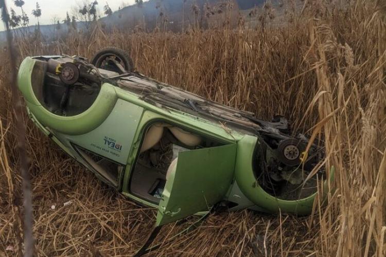 De necrezut, țara lui Papură Vodă: O mașină care a fost implicată într-un accident, prădată de hoți. I-au furat roțile