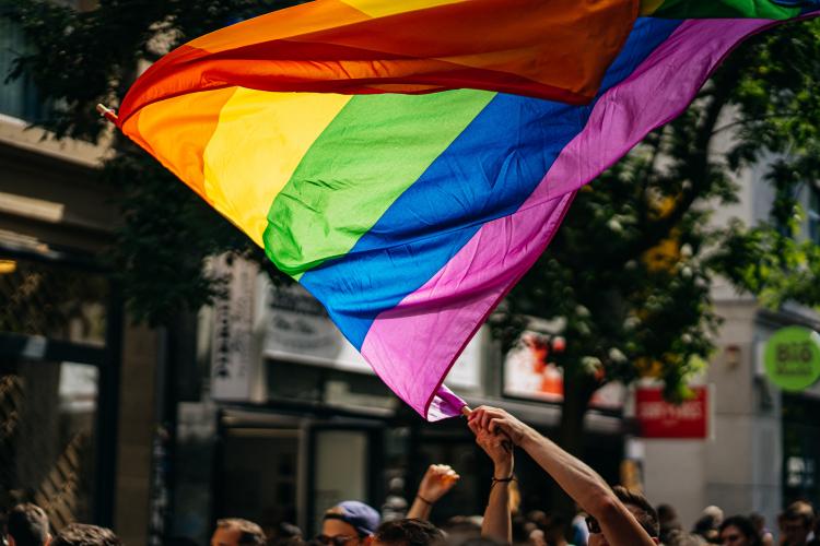 Rusia a promulgat o lege care extinde restricţiile asupra „propagandei LGBT”. Cei ce „promovează” acest stil de viață riscă amenzi uriașe 