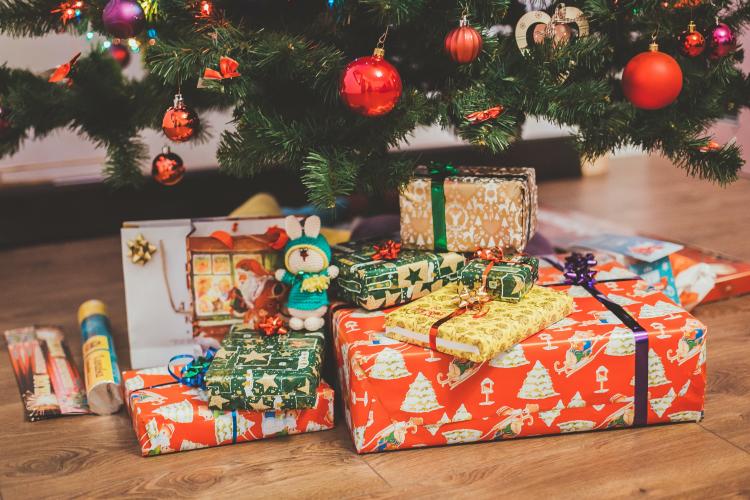 Cât vor cheltui românii pentru cadourile de Crăciun. 3% vor scoate din buzunare peste o mie de euro