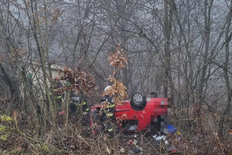 FOTO. Accident pe drumul Sfântul Ioan! O mașină s-a răsturnat din cauza vitezei neadaptate la condițiile meteo