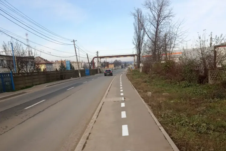 „Au spoit trotuarul…”: Trotuarul unei străzi din Turda, transformat în pistă de biciclete peste noapte