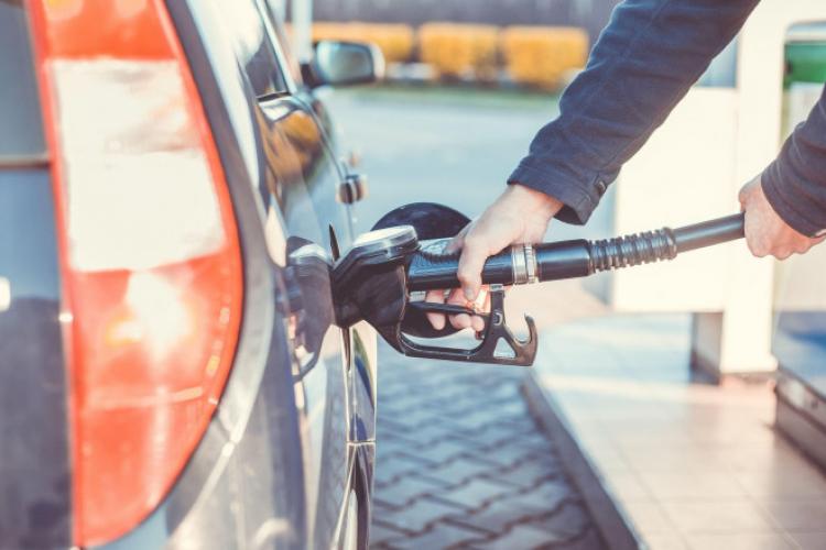 Preţurile la carburanţi continuă să scadă. Cât costă benzina și motorina azi, 12 decembrie 2022