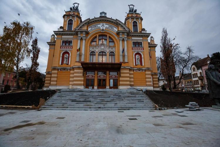 FOTO. Lucrări de mântuială în fața Teatrului Național și la Parcul Ștefan cel Mare, cu care se laudă Boc. Clujenii sunt revoltați