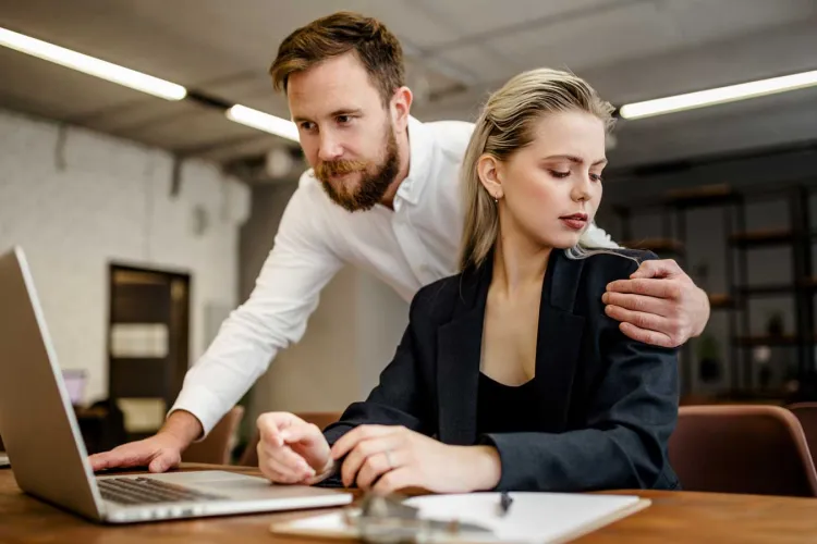 A fost publicat ghidul pentru combaterea hărțuirii sexuale și morale la locul de muncă: „Ghidul este o premieră pentru România”