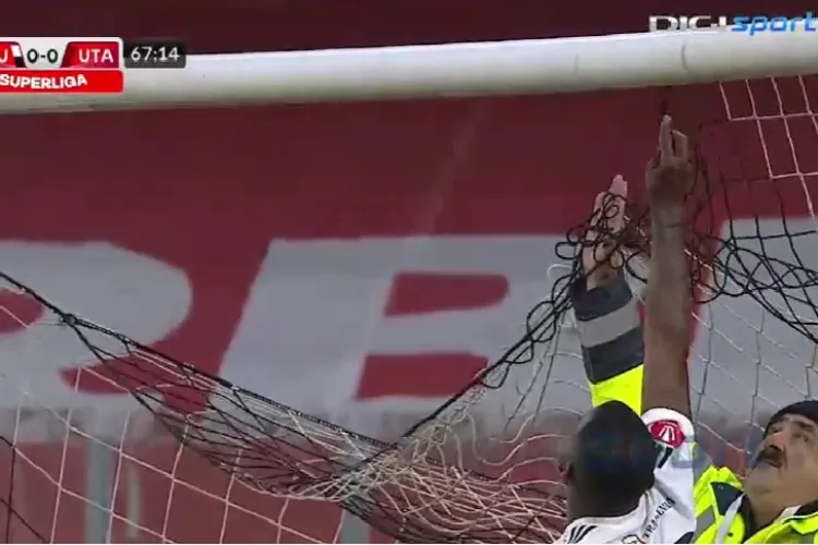 FOTO - Plasa unei porți de pe Cluj Arena s-a rupt în timpul unui meci de Liga 1. Un jucător a rezolvat problema