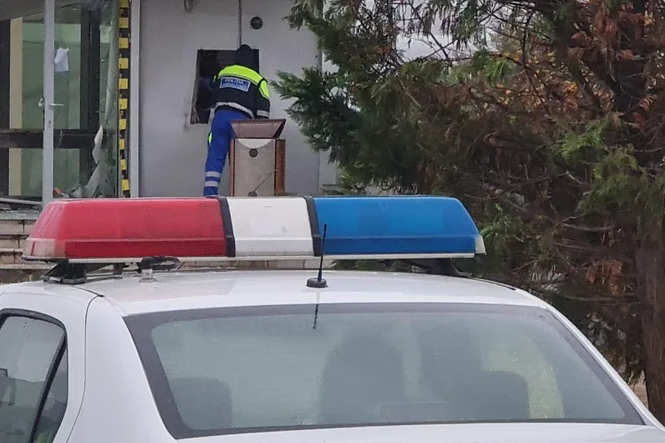 Alt bancomat, aruncat în aer. De vină sunt aceiaşi hoţi care în urmă cu 11 zile au dat o altă „lovitura”. Poliţia i-a prins abia acum