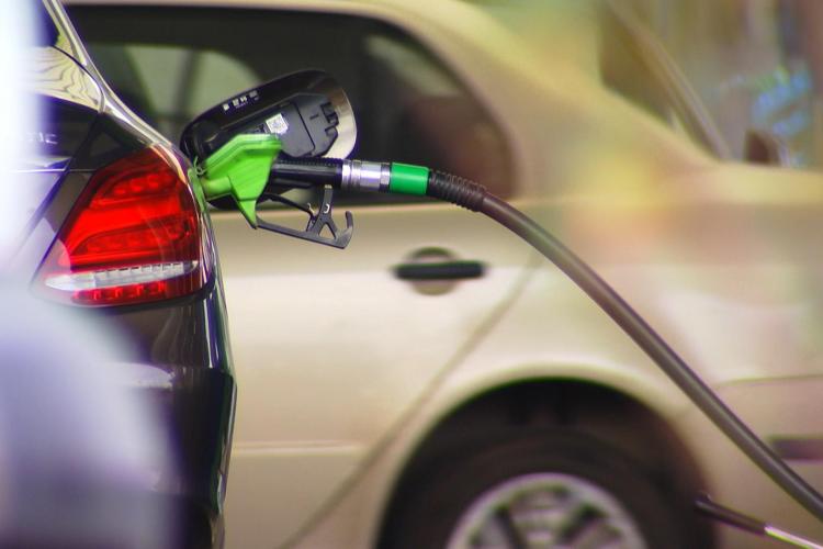 Prețurile la carburanți au scăzut și peste weekend! Prețul benzinei și al motorinei în România, astăzi, 28 noiembrie 2022