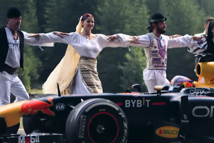 VIDEO - Ce cadou a primit România de la o echipă de Formula 1 de Ziua Națională: Și-a luat zborul pe Transalpina