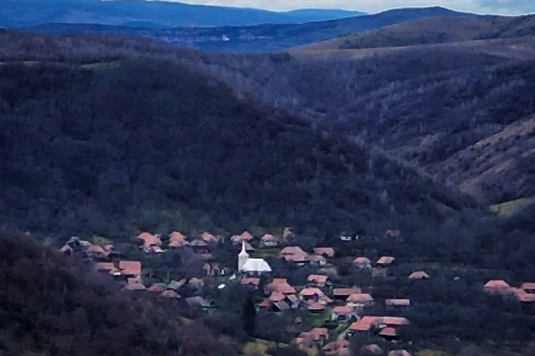 Așa trebuie să arate un sat tradițional! Fără ”țiglă metalică” de prost gust - FOTO