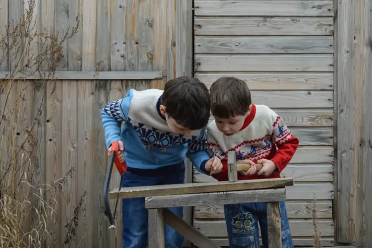 Mai mulți copii, voluntari, au schimbat rolurile și au devenit Moși Nicolae pentru mai mulți bunici dintr-un cătun