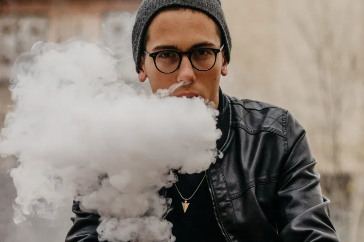 Țigările vor fi mai tot mai scumpe. UE introduce taxa și pentru țigările electronice 