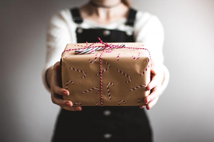 Studiu: 29% dintre români oferă altor persoane cadourile pe care le primesc de Crăciun, iar 7% le returnează la magazin 