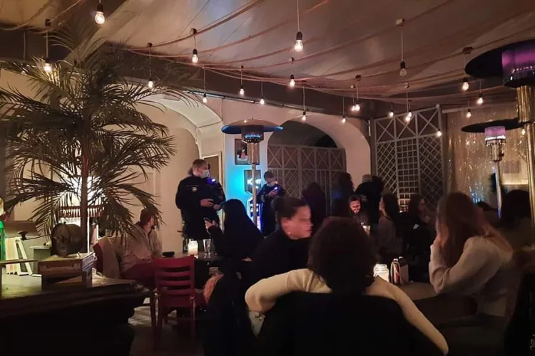 Un turist crede că statuia care înfăţişează un sclav, postată la intrare într-un local din Cluj-Napoca, este degradantă - FOTO în articol