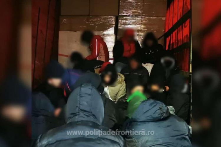 VIDEO - 52 de migranți au încercat să iasă ilegal din România. Imagini cu momentul în care au fost descoperiți de polițiști