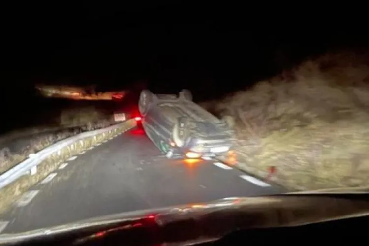 FOTO - CLUJ: Mașină răsturnată pe șoseaua care leagă localitatea Florești de cartierul Grigorescu 