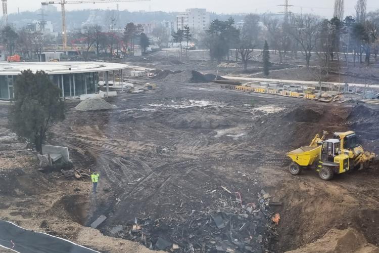Clujul de cinci stele! Constructorii Parcului Feroviarilor îngroapă deșeurile, în loc să le ducă la punctele de reciclare - VIDEO