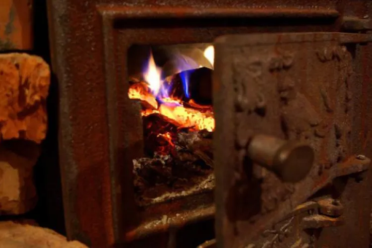 FOTO - Două minore și o femeie de 36 de ani au furat 44.000 de lei din casa unei femei. Au mințit că le e frig și vor să se încălzească 