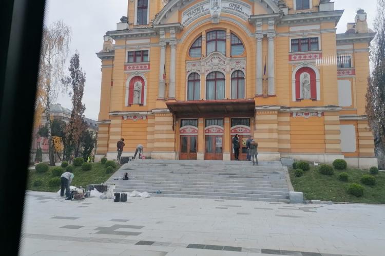 Boc a pus biciul pe muncitori, ca să termine de 1 Decembrie de ”betonat” zona din fața Teatrului Național - FOTO