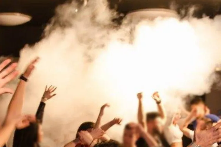 Clujeni condamnați la închisoare, după ce au dat cu un spray lacrimogen într-o discotecă la Iclod