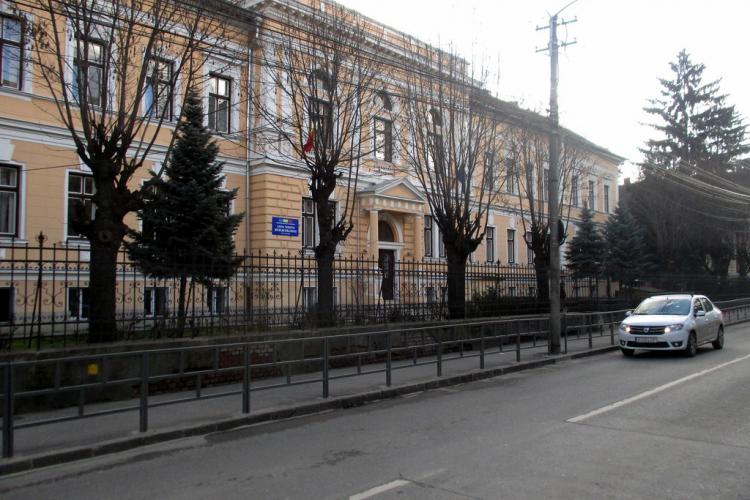 În centrul Clujului, încă se taie porcul în spatele școlii de top - FOTO